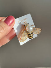 Load image into Gallery viewer, Bee Brooch
